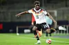 Karim Coulibaly am Ball im Deutschland-Trikot beim U21-Spiel gegen Nordirland in Braunschweig.