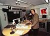 Über 20 Jahre lang sendete Radio Hamburg aus dem „gläsernen Studio“ am Speersort – hier zu sehen: Morgen-Legende John Ment. (Archivbild)