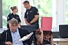 Andreas Ohm, Anwalt, und die Angeklagte sitzen im Landgericht und warten auf die Fortsetzung des Mordprozesses.