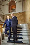 Max Schlereth und Martin Murphy auf der Treppe im ehemaligen US-Konsulat bei der Hotelplanung.