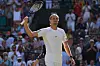 Alexander Zverev jubelt auf dem Wimbledon-Center Court nach seinem Sieg gegen Valentin Royer.