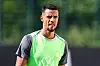 Robert Glatzel im grünen VfL-Trikot mit VW-Logo beim Training des VfL Wolfsburg in Wolfsburg.