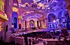 Bunte Lichtprojektionen im Innenraum des Hamburger Michel während der Show «Luminiscence».