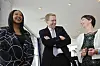Ministerpräsident Daniel Günther (CDU) mit Aminata Touré (l.) und Monika Heinold von den Grünen.