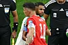 Mahrez und Xhaka geben sich vor dem WM-Spiel in Vancouver die Hand, Schiedsrichter daneben.