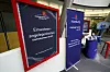 Eingangsbereich des neuen Hamburg-Service-vor-Ort-Standorts mit Hinweisen zu Einwohner- und Ausländerangelegenheiten.