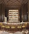 Beleuchtetes Flaschenregal in einer eleganten Bar mit hohen Hockern und aufwendiger Deckenverzierung.