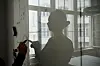 Frau zeichnet im Konferenzraum ein Kurvendiagramm an ein Whiteboard.