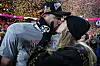 Travis Kelce und Taylor Swift küssen sich nach dem AFC-Titelspiel in Kansas City, Missouri. Ihr Hochzeitsdatum ist noch nicht bekannt, aber spekuliert wird, dass es bald soweit sein wird.