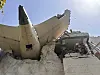 Das Heck des Flugzeugs steckt in einem Gebäude.