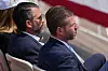 Donald Trump Jr. und Eric Trump sitzen bei einer Rede von Donald Trump in Medora, North Dakota. Laut Trump haben sie es nicht leicht mit ihm als US-Präsidenten. (Archivbild)