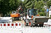Radlader und Bagger arbeiten hinter Absperrungen auf einer gesperrten Straße in Hamburg.
