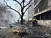 Feuerwehrleute am Ort des Absturzes in Ahmedabad.