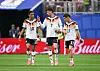Musiala, Havertz und Wirtz laufen nach dem 1:1 gegen Curaçao nachdenklich über den Platz.