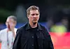 Julian Nagelsmann steht enttäuscht nach dem Spiel in Boston vor unscharfem Hintergrund.