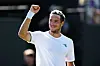 Jan-Lennard Struff jubelt mit erhobener Faust auf dem Wimbledon-Court in London.