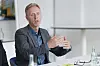 Roland Levin spricht bei einem Interview im Regionshaus Hannover.