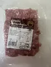 Vakuumverpacktes rohes Fleisch mit Etikett und Preisangabe auf heller Oberfläche.
