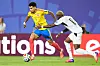 Kwasi Sibo und Luis Diaz kämpfen um den Ball im WM-Spiel in Kansas City.