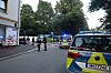 Polizeiwagen und Beamte in einer Wohnstraße nach einem Einsatz.
