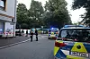Polizeiwagen und Beamte in einer Wohnstraße nach einem Einsatz.