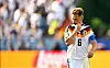 Joshua Kimmich im weißen Deutschland-Trikot blickt nach unten, im WM-Spiel gegen Paraguay.