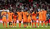 Niederländische Nationalspieler stehen vor dem WM-Achtelfinale gegen Marokko in Monterrey auf dem Rasen.