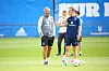 Tim Walter spricht beim HSV-Training im Volkspark mit Sebastian Schonlau auf dem Rasen.