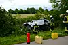 Verunfallter Kleinwagen im Straßengraben, Einsatzkräfte sichern die Unfallstelle an der Landstraße.