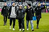 Torwarttrainer Sven Höh zusammen mit den Ersatzspielern Emir Sahiti und Silvan Hefti auf dem Rasen des Volksparkstadions.