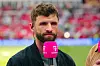 Thomas Müller spricht mit MagentaTV-Mikrofon im BMO Field in Toronto während des Spiels Deutschland gegen Elfenbeinküste.