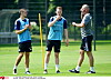 Jonas Meffert, Sebastian Schonlau und Tim Walter beim HSV-Training auf dem Rasen in Hamburg.