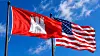 Flaggen von Maryland und den USA wehen vor blauem Himmel.