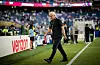 Rudi Völler geht am Spielfeldrand in Boston beim WM-Spiel Deutschland gegen Paraguay an Verizon-Werbebanden vorbei.
