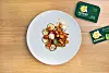 Ein weißer Teller mit gebratenem Tofu und Grillgemüse.