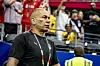 Hossam Hassan steht am Spielfeldrand im Dallas Stadium während des WM-Spiels Australien gegen Ägypten.