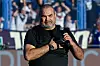Jose Luis Felix Chilavert spricht mit Mikrofon vor Fans im José Amalfitani-Stadion in Buenos Aires.