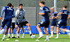 Merlin Polzin beobachtet das HSV-Training.