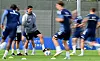 Merlin Polzin beobachtet das HSV-Training.
