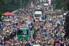 Luftaufnahme: Trucks fahren beim Schlagermove in Hamburg-St. Pauli zwischen dicht gedrängten Menschen.