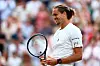 Alexander Zverev jubelt mit Tennisschläger nach seinem Sieg in Wimbledon.