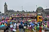 Bunter Schlagermove-Truck mit Publikum und Regenschirmen an den Hamburger Landungsbrücken.