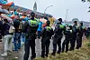 Polizisten begleiten den Schlagermove auf der Helgoländer Allee in Hamburg.