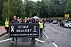 Menschen tragen in Stade ein Trauerbanner beim Gedenken an sechs Todesopfer.