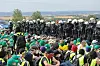 Demonstrierende in Warnwesten stehen Polizisten in Schutzkleidung gegenüber.
