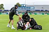 Oppie 23 vom FC St. Pauli wird auf dem Rasen von Betreuern am Bein behandelt.