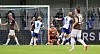 Kickers-Emden-Spieler jubeln vor dem Tor nach dem 1:0 gegen St. Pauli.