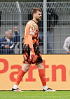 Ben Voll von St. Pauli steht im Torwarttrikot vor der Bande beim Testspiel gegen Kickers Emden in Emden.