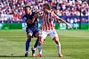 Mbappé und Galarza ringen im WM-Spiel in Philadelphia um den Ball vor voller Tribüne.