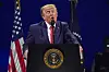Donald Trump spricht am Rednerpult auf der National Mall, US-Flaggen im Hintergrund.